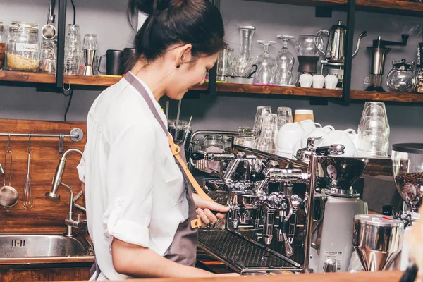 Vrouwen Barista Koffie Machine Gebruiken Voor Het Maken Van Koffie — Stockfoto