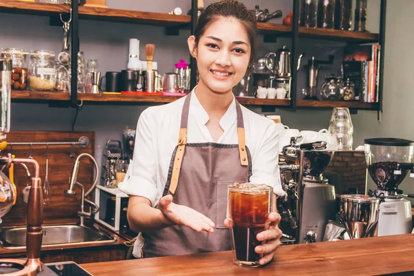 카페에서 고객에 커피를 — 스톡 사진