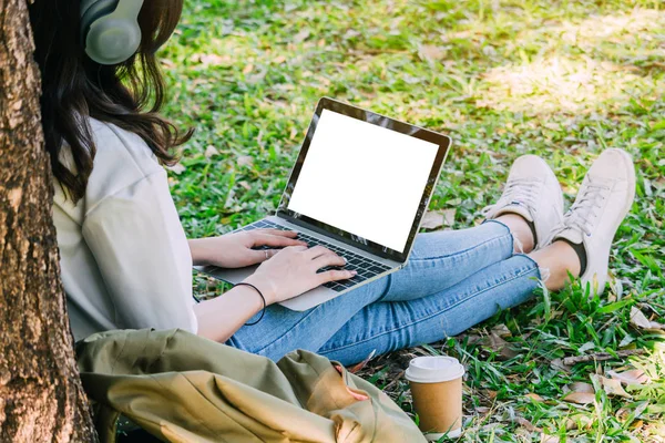 Frau Entspannen Und Einen Laptop Benutzen Der Auf Gras Park — Stockfoto