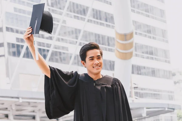 Happy Students Celebrating Successful Graduation Campus Building Background — Stock Photo, Image