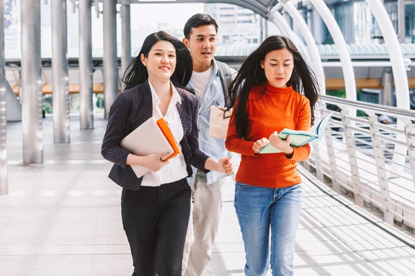 Grupo Estudiantes Sosteniendo Cuadernos Aire Libre Concepto Educación —  Fotos de Stock