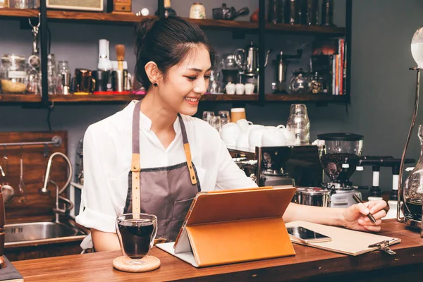 Barista Mulher Usando Tablet Digital Computar Balcão Café Bar — Fotografia de Stock