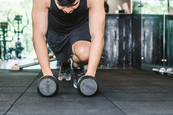 Fitness Uomo Che Esercizi Pesi Con Manubrio Seduto Palestra — Foto Stock