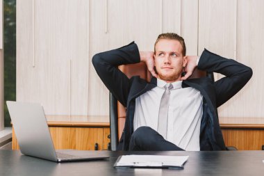 dizüstü bilgisayar ile ofiste çalışan iş adamı