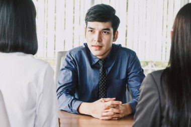 İşadamı çalışan iş görüşmesi sırasında. Röportaj iş uygulama kavramı