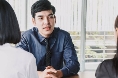 İşadamı çalışan iş görüşmesi sırasında. Röportaj iş uygulama kavramı