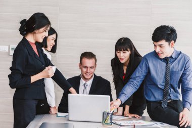 Konuşmak ve yeni başlangıç projesi ile çalışma office iş grubu. İş kavramı