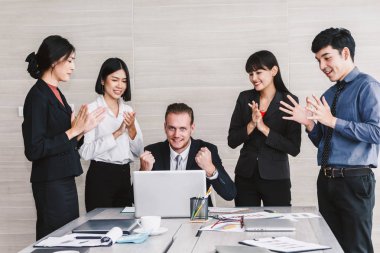 Başarılı iş adamları zevk başarı ile silah kadar ofiste kutluyor takım 