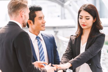 İş takım çalışması yığın eller başlangıç tebrik için iş stratejisi projeyi - iş ve ortaklık kavramı takım