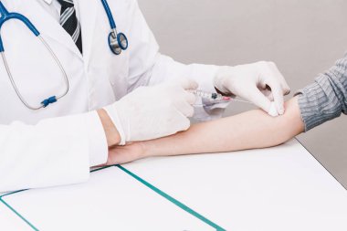 Doktor bir kadın hasta enjeksiyon hospital.healthcare ve ilaç vererek koruyucu eldiven