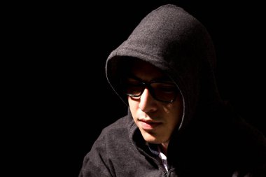 Hacker bir kaputa koyu arka plan'ı