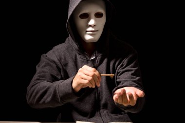 Hacker bir kaputa koyu arka plan'ı