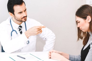 Hospital.healthcare ve tıp doktorlar masada danışmanlık doktor ve kadın hasta
