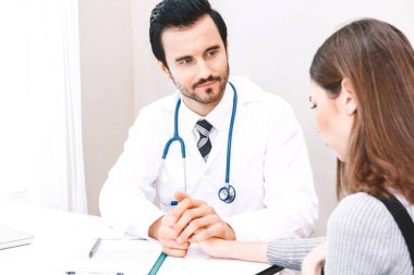 Doktor kadın hastasını özenle hospital.healthcare ve tıp doktorlar masada güven verici