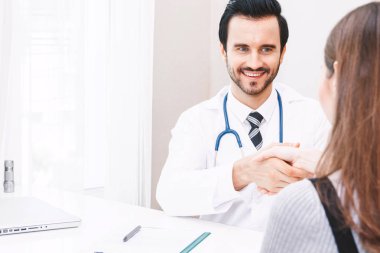 Doktor hospital.healthcare ve tıp bir hastayla el sallar