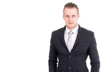 Siyah takım ayakta beyaz arka plan üzerinde izole iş adamı