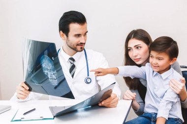 Küçük çocuk hospital.healthcare ve tıp için x-ışını fotoğrafı gösterilen doktor