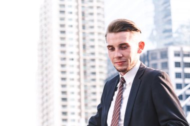 Siyah takım elbise açık havada duran yakışıklı adam portresi