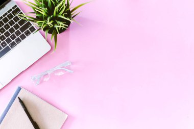 Pembe bir arka plan üzerinde üstten görünüm dizüstü bilgisayarın. Düz yatıyordu