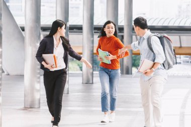 Grup Notebook açık havada tutan Üniversitesi'nde öğrenci. Eğitim kavramı