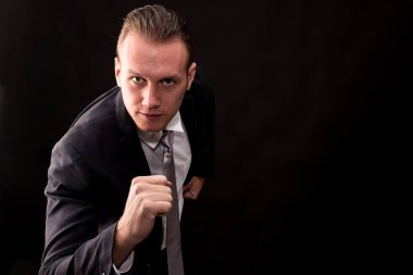 İleri izole üzerinde siyah arka planda çalışan iş adamı