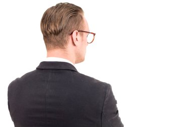 Genç yakışıklı işadamı izole beyaz arka plan üzerinde siyah takım elbise ile