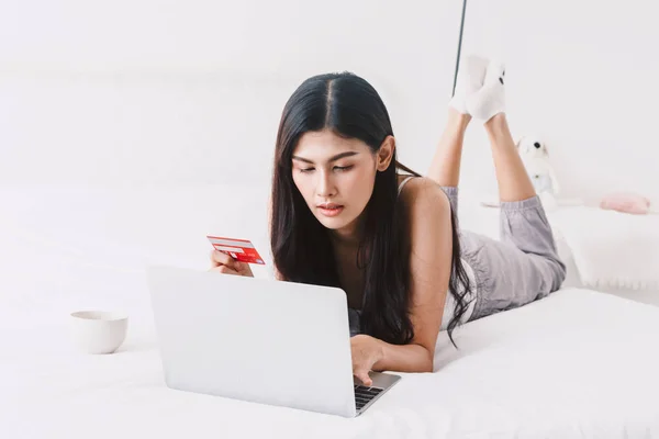 Mujer Compras Línea Con Cuaderno Tarjeta Crédito Cama Casa —  Fotos de Stock