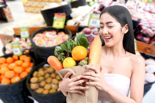 Frau Hält Einkaufstüte Mit Obst Und Gemüse Supermarkt — Stockfoto