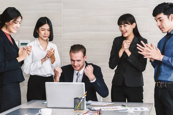 Framgångsrika Affärsmän Team Njuter Framgång Firar Med Armarna Upp Office — Stockfoto