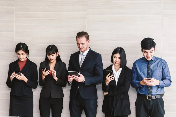 Grupo Empresarios Utilizan Tecnología Conjunto Teléfonos Inteligentes —  Fotos de Stock