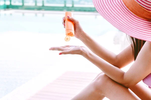 Mulher Sentada Piscina Férias Verão Relaxando Aplicando Protetor Solar Mão — Fotografia de Stock