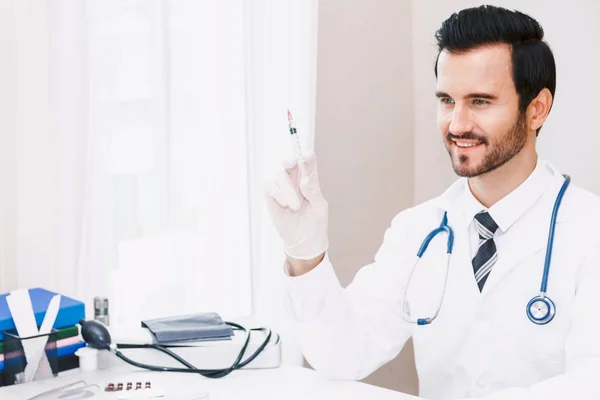 Arzt Mit Injektion Krankenhaus Gesundheitswesen Und Medizin — Stockfoto