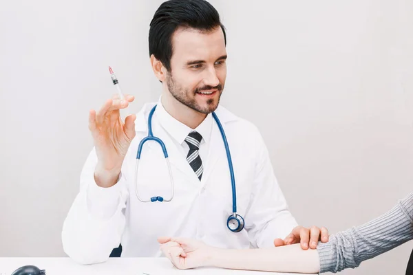 Medico Guanti Protettivi Che Somministra Iniezione Paziente Ospedale Assistenza Sanitaria — Foto Stock