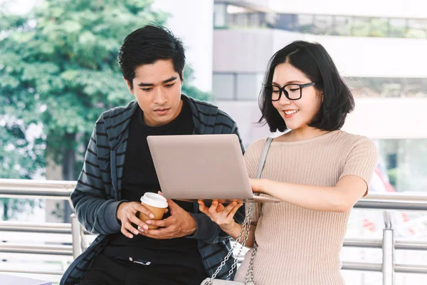 Två Tonåring Studenter Gör Läxor Med Laptop Vid Universitet — Stockfoto