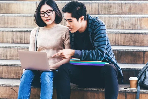 Dois Estudantes Adolescentes Fazendo Lição Casa Com Livros Laptop Sentam — Fotografia de Stock