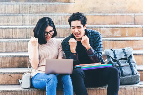 Due Studenti Adolescenti Successo Che Festeggiano Con Braccia Alzate Fanno — Foto Stock