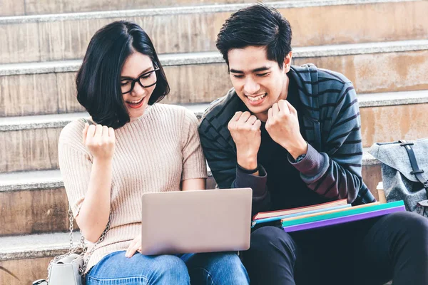 Zwei Erfolgreiche Teenager Studenten Die Mit Erhobenen Armen Feiern Und — Stockfoto