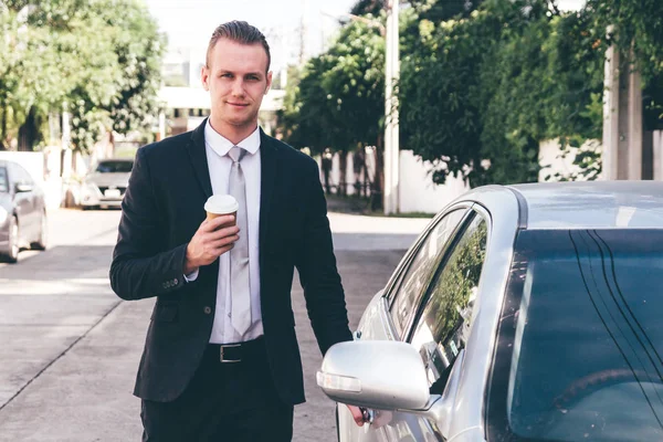 Hombre Negocios Guapo Pie Con Taza Café Cerca Del Coche — Foto de Stock