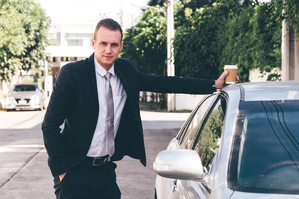 Schöner Geschäftsmann Der Mit Kaffeetasse Neben Dem Auto Steht — Stockfoto