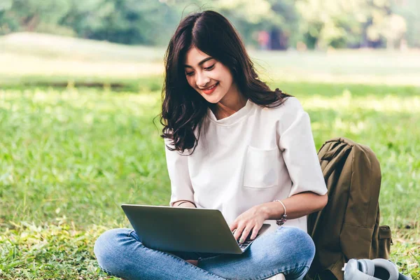 Frau Entspannt Sich Mit Laptop Auf Gras Park — Stockfoto