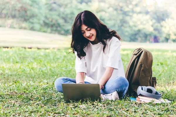 Frau Entspannt Sich Mit Laptop Auf Gras Park — Stockfoto