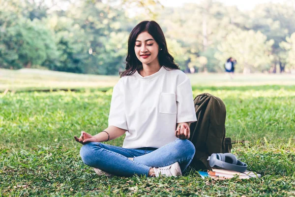 Donna Che Pratica Yoga Sfondo Erba Verde — Foto Stock