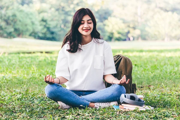 Vrouw Beoefenen Van Yoga Groen Gras Achtergrond — Stockfoto