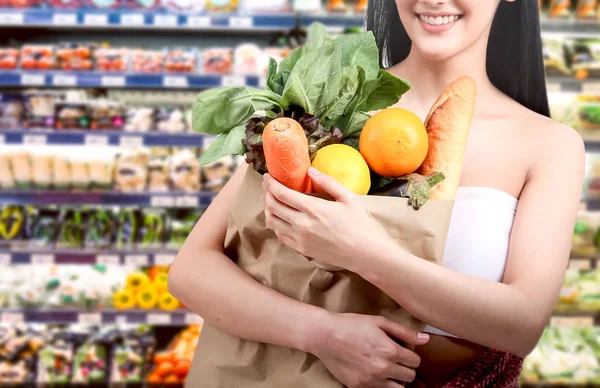 Frau Hält Einkaufstüte Mit Obst Und Gemüse Supermarkt — Stockfoto