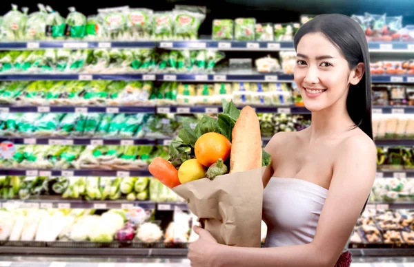 Kvinna Som Håller Shopping Papperspåse Med Frukt Och Grönsaker Stormarknad — Stockfoto