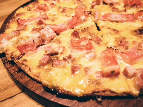 Pizza Con Jamón Tocino Sobre Mesa Madera — Foto de Stock