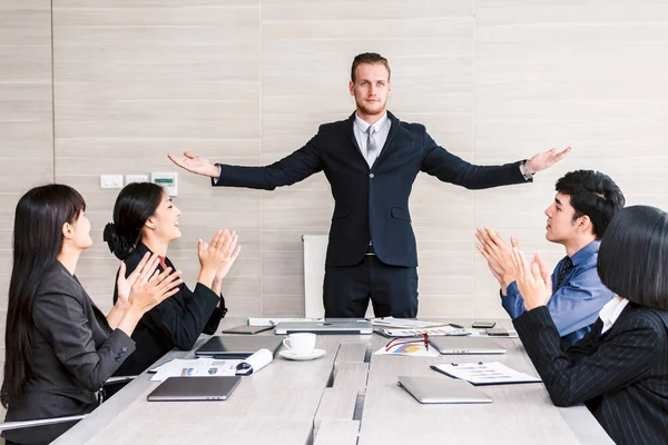 Empresarios Exitosos Aplaudiendo Reunión —  Fotos de Stock