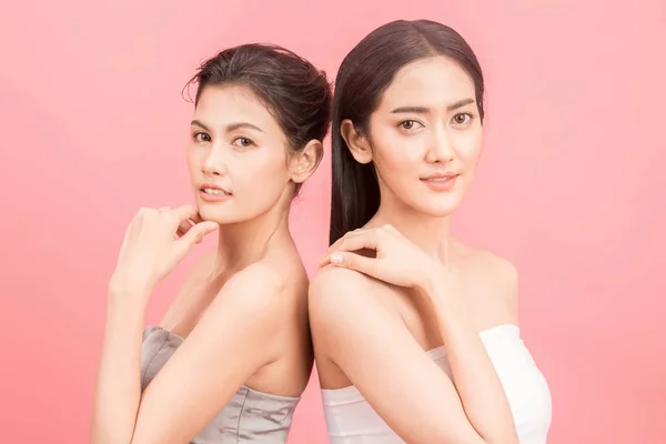 两位美丽女性的肖像美容保健 美容水疗 粉红色背景上的完美新鲜肌肤 — 图库照片