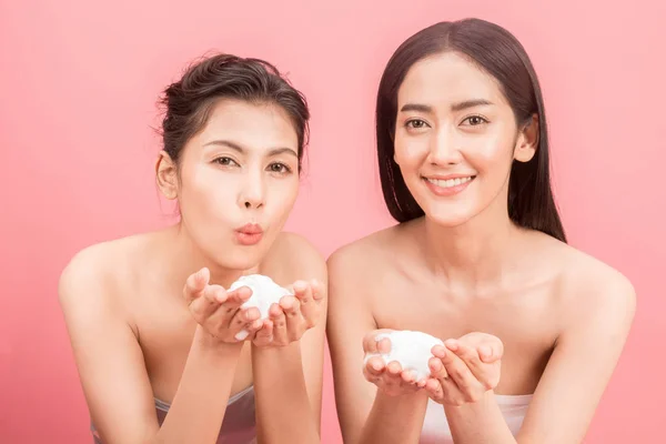 Porträt Von Zwei Schönen Frauen Mit Gesicht Waschen Form Beauty — Stockfoto