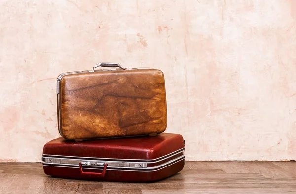 老式棕色旅行行李在墙上的背景 旅行手提箱概念 — 图库照片